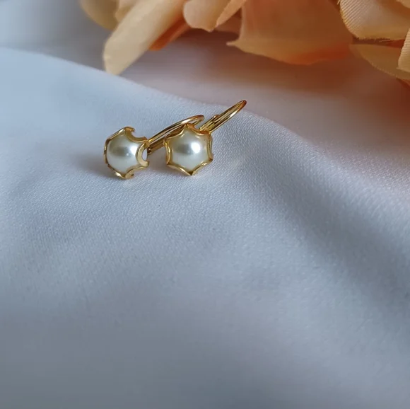 Elegant Gold and Pearl Stud Earrings - Picture 3 of 16